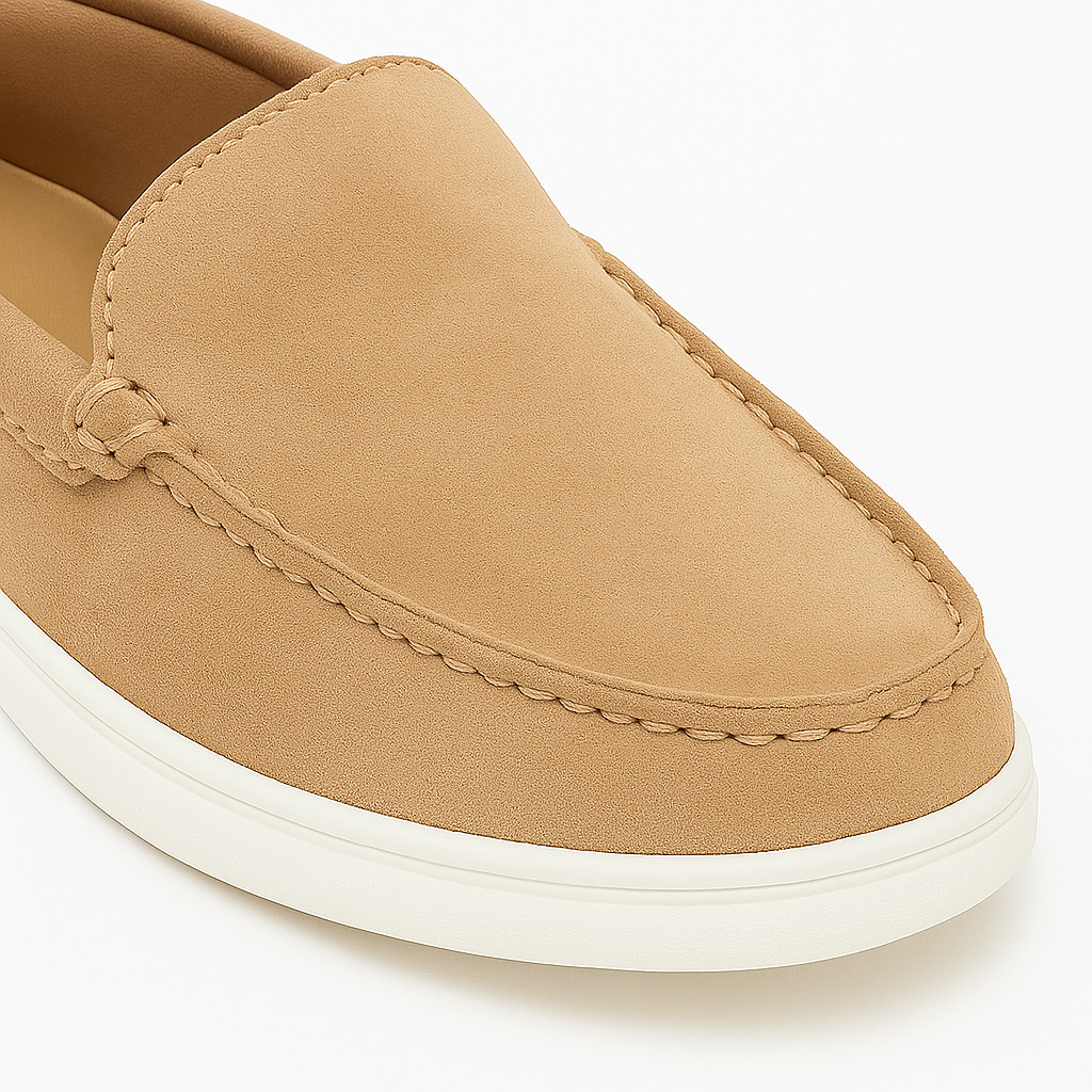 Slip-on loafers with rounded toe and flat sole